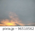10月の夕暮れの光 96510562