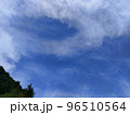 10月の青空と雲と木 96510564