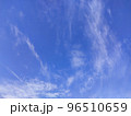 11月の朝の青空と雲と風 96510659