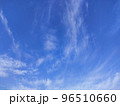 11月の朝の青空と雲と風 96510660