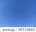 11月の朝の青空と白い月 96510662