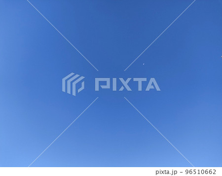 11月の朝の青空と白い月 11月の朝の青空と白い月 96510662