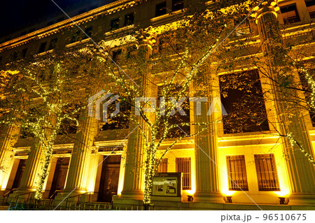 ライトアップされた円柱に圧倒される日本橋の三井本館（側面） 96510675