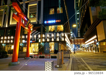 ライトアップされた福徳神社の鳥居とコレド室町へ続く路地の賑わい 96510694