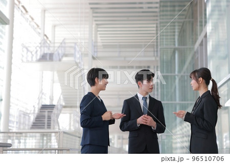 打ち合わせするコンサルタント3人_2 打ち合わせするコンサルタント3人_2 96510706