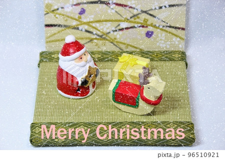 クリスマスのイメージ素材　サンタとトナカイのプレゼント配り　雪とロゴ入り 96510921