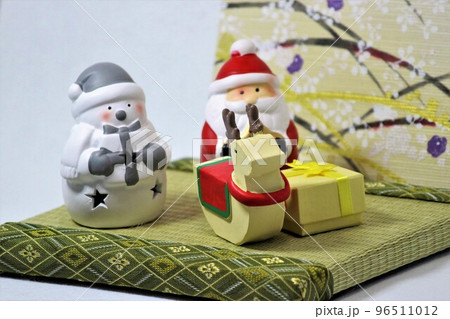 クリスマスのイメージ素材 サンタとスノーマンのプレゼント配り クリスマスのイメージ素材 サンタとスノーマンのプレゼント配り 96511012