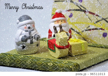 クリスマスのイメージ素材 サンタとスノーマンのプレゼント配り 雪とロゴ入り クリスマスのイメージ素材 サンタとスノーマンのプレゼント配り 雪とロゴ入り 96511013