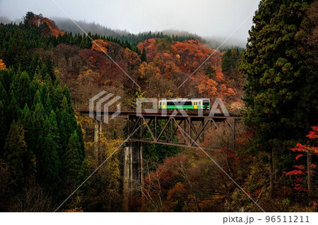 只見線　晩秋の早朝、滝谷川橋梁を渡る列車キハE120形(福島県柳津町、11月中旬) 96511211