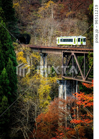 只見線　晩秋の早朝、滝谷川橋梁を渡る列車キハ110系(福島県柳津町、11月中旬) 96511219