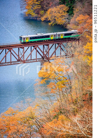 只見線 晩秋の第三只見川橋梁を渡る列車キハE120形(福島県三島町、11月中旬) 只見線 晩秋の第三只見川橋梁を渡る列車キハE120形(福島県三島町、11月中旬) 96511221
