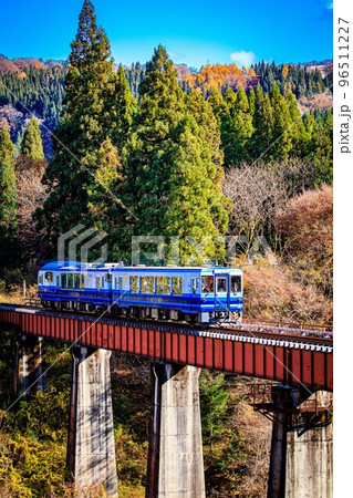 只見線 晩秋の夏井川橋梁を渡る列車「お座トロ展望列車」(福島県金山町、11月中旬) 只見線 晩秋の夏井川橋梁を渡る列車「お座トロ展望列車」(福島県金山町、11月中旬) 96511227