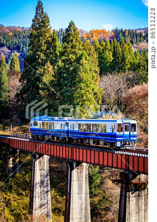 只見線 晩秋の夏井川橋梁を渡る列車「お座トロ展望列車」(福島県金山町、11月中旬) 只見線 晩秋の夏井川橋梁を渡る列車「お座トロ展望列車」(福島県金山町、11月中旬) 96511228