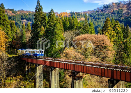 只見線　晩秋の夏井川橋梁を渡る列車「お座トロ展望列車」(福島県金山町、11月中旬) 96511229