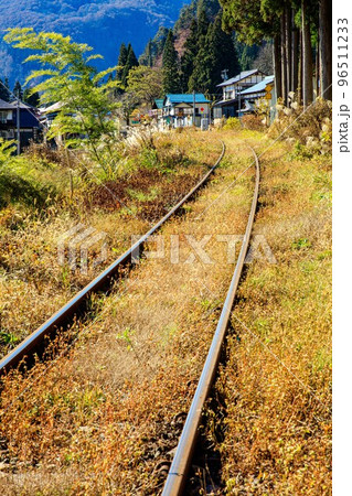 只見線　夏井川橋梁近くの晩秋の本名駅周辺(福島県金山町、11月中旬) 96511233