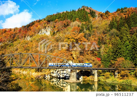 只見線 秋の第四只見川橋梁を渡る臨時列車「お座トロ展望列車」(福島県金山町、11月) 只見線 秋の第四只見川橋梁を渡る臨時列車「お座トロ展望列車」(福島県金山町、11月) 96511237