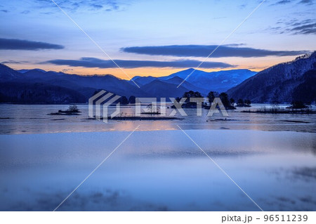冬の秋元湖の日の出前の風景(福島県裏磐梯、2月) 96511239