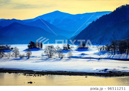 オレンジ色の朝焼けが美しい冬の秋元湖(福島県裏磐梯、3月) 96511251