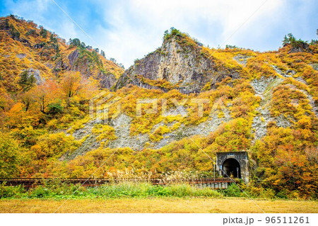 只見線　田子倉無料休憩所から見える秋の六十里越トンネル(福島県只見町、10月) 96511261