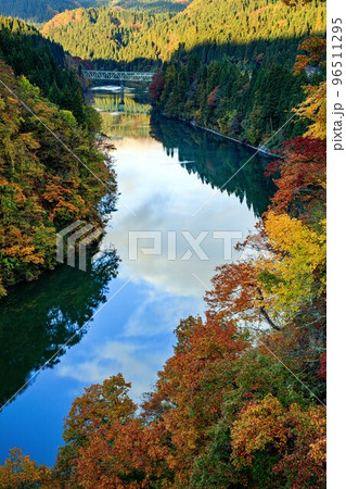 只見線　歳時記橋から望む秋の第二只見川橋梁(福島県三島町、11月) 96511295