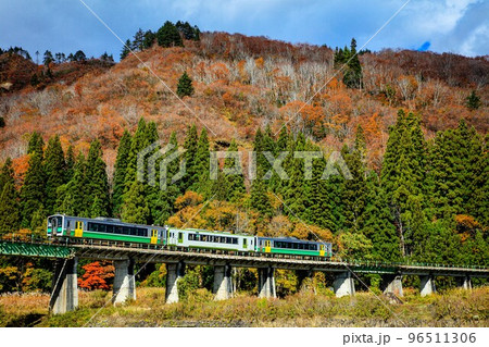 只見線　秋の叶津川橋梁を渡る列車「キハE120形＋キハ110系」(福島県只見町、11月) 96511306