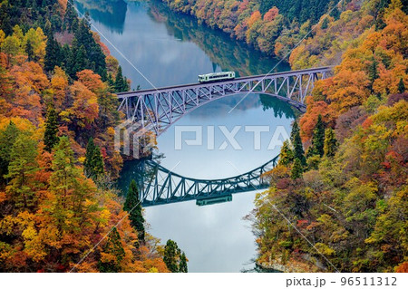 只見線　秋の第一只見川橋梁を渡る1両編成の列車「キハ110系」(福島県三島町、11月) 96511312