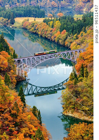 只見線 秋の第一只見川橋梁を渡る列車「キハE120-2+キハE120形」(福島県三島町、11月) 只見線 秋の第一只見川橋梁を渡る列車「キハE120-2+キハE120形」(福島県三島町、11月) 96511437