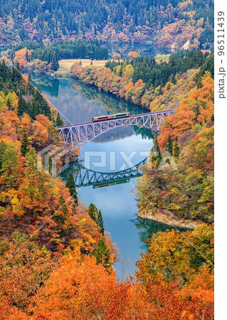 只見線 秋の第一只見川橋梁を渡る列車「キハE120-2+キハE120形」(福島県三島町、11月) 只見線 秋の第一只見川橋梁を渡る列車「キハE120-2+キハE120形」(福島県三島町、11月) 96511439