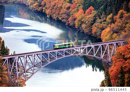 只見線　秋の第一只見川橋梁を渡る1両編成列車「キハE120形」(福島県三島町、11月) 96511445