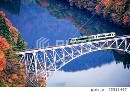 只見線 秋の第一只見川橋梁を渡る列車「キハE120形+キハ110系」(福島県三島町、11月) 只見線 秋の第一只見川橋梁を渡る列車「キハE120形+キハ110系」(福島県三島町、11月) 96511447