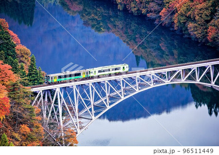 只見線 秋の第一只見川橋梁を渡る列車「キハE120形+キハ110系」(福島県三島町、11月) 只見線 秋の第一只見川橋梁を渡る列車「キハE120形+キハ110系」(福島県三島町、11月) 96511449