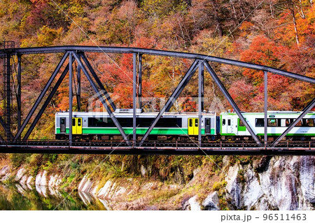 只見線　秋の第四只見川橋梁を渡る列車「キハ110系＋キハE120形」(福島県金山町、11月) 96511463
