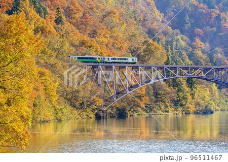 只見線　秋の午後に第一只見川橋梁を渡る列車「キハ110系＋キハE120形」(福島県三島町、11月) 96511467