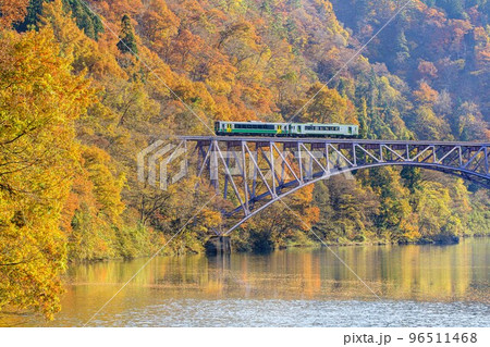 只見線 秋の午後に第一只見川橋梁を渡る列車「キハ110系+キハE120形」(福島県三島町、11月) 只見線 秋の午後に第一只見川橋梁を渡る列車「キハ110系+キハE120形」(福島県三島町、11月) 96511468