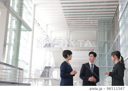 身振りを交え打ち合わるコンサルタント3人_2 96511567