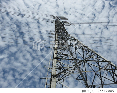 うろこ状の雲に鉄塔 うろこ状の雲に鉄塔 96512085