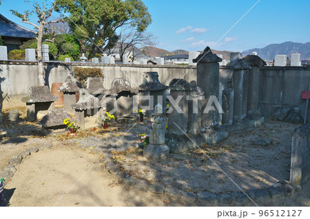 中世の商都　備前福岡の寺　妙興寺境内にある黒田官兵衛の祖先の墓所　岡山県瀬戸内市長船町 96512127