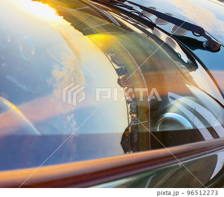 車の窓に映る夕焼け空 車の窓に映る夕焼け空 96512273