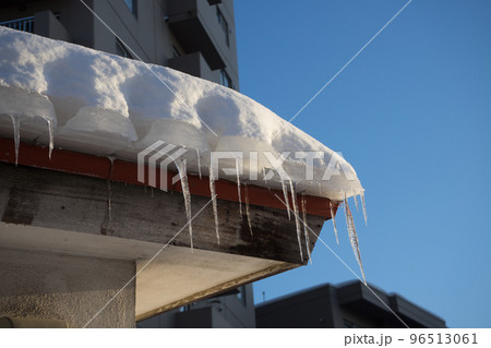 屋根の積もった雪	 96513061