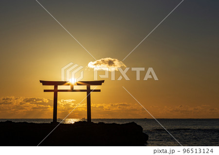 大洗磯前神社の神磯の鳥居から臨む朝日 96513124