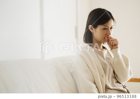 体調不良を感じる女性 体調不良を感じる女性 96513188
