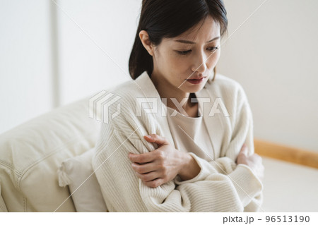 不安・体の冷えを感じる女性 96513190