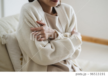 不安・体の冷えを感じる女性 不安・体の冷えを感じる女性 96513191