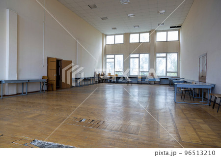 A fragment of the interior of a large hall in need of repair 96513210