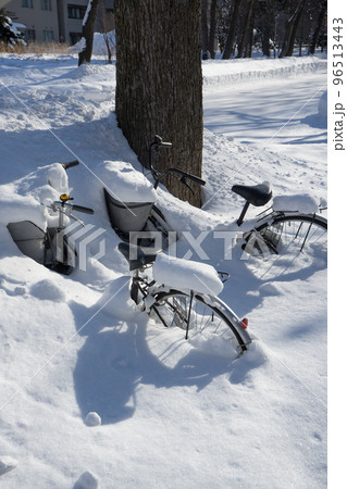 雪に埋もれた自転車	 96513443