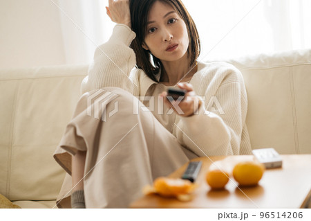 部屋でくつろぐ主婦・テレビを見る女性 部屋でくつろぐ主婦・テレビを見る女性 96514206