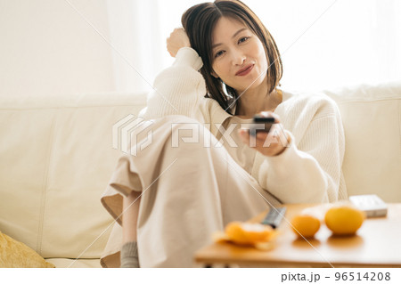 部屋でくつろぐ主婦・テレビを見る女性 部屋でくつろぐ主婦・テレビを見る女性 96514208