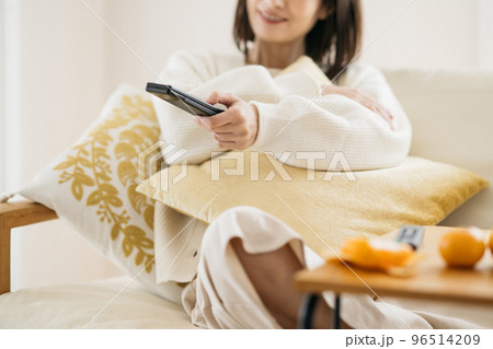 部屋でくつろぐ主婦・テレビを見る女性 96514209