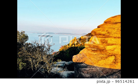 朝日に照らせる王子が岳ニコニコ岩 96514261