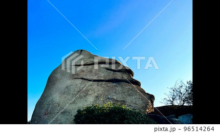 朝日に照らせる王子が岳ニコニコ岩 朝日に照らせる王子が岳ニコニコ岩 96514264